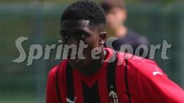 Il Milan non lo fa giocare e l'attaccante se ne va, parte l'asta per il talento partito dal basso