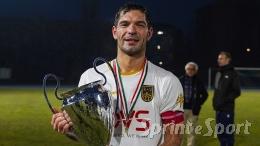 È il capitano dei miracoli! Conquista salvezze sudate, resta dopo la fusione e vince il primo trofeo della storia