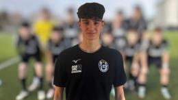 Succede tutto nel secondo tempo; il pi&ugrave; piccolo in campo para un rigore e cambia le sorti del gioco