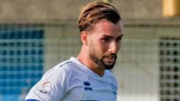 Retrocesso in D 8 mesi fa, un suo gol fa volare la squadra al 1° posto con una vittoria che mancava da 38 anni