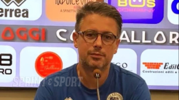 Esonerato due mesi fa dalla gloriosa piazza, il campione in carica torna per vincere di nuovo