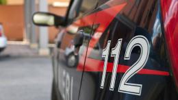 Uomo armato di coltello da caccia fa irruzione nello spogliatoio: minacciati i ragazzi durante l'allenamento