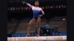 Simone Biles e il coraggio di fermarsi: lezioni di resilienza e passione per i giovani atleti