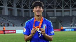 È tra i migliori terzini in Europa e gioca nella sua squadra del cuore: tutti gli occhi sul classe 2007