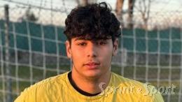 Il portiere segna direttamente da calcio di punizione: il classe 2010 realizza l'impossibile! 