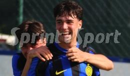 Ha 18 anni, sostituisce Lautaro e debutta in Champions con l'Inter sfiorando il gol: è nata una stella