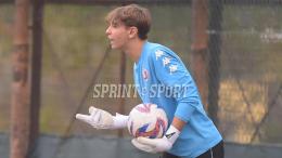 Sfiorano l'impresa in dieci uomini, ma il primo rigore sbagliato dallo specialista dopo due anni permette l'allungo ai biancorossi