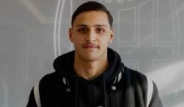 A soli 19 anni decide già partite infuocate tra i Prof, il club che gioca in Champions lo nota e lo ingaggia