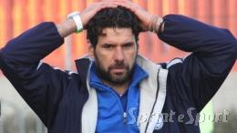 In Italia non è andato oltre la C2, all'estero era in Serie A: ora il tecnico lascia a testa alta nonostante la crisi