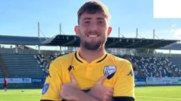 Tutti pazzi per il figlio d'arte: ha gi&agrave; segnato 12 gol e fa sognare il paese di 4mila abitanti