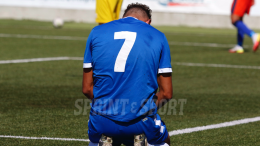 Viene chiamato «Negro di merda», lui reagisce e viene espulso: la sua squadra se ne va