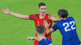 Evita l'espulsione usando la testa e la tecnica: fa impazzire l'avversario