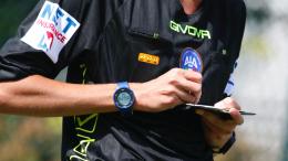 «L'arbitro 12 mesi fa giocava con i nostri avversari»: è polemica dopo le pesanti squalifiche