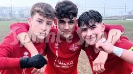 Subito un gol da 50 metri, poi tante giocate di classe: il derby della città di 45mila abitanti resta in mano biancorossa