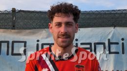 Un big match totalmente fuori di testa: partita sospesa per venti minuti, poi la decidono due gol olimpici nel recupero