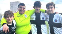 Di professione fa il portiere, ma all'occorrenza è anche un rigorista sopraffino