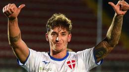 Gol all'incrocio nel recupero e fine della maledizione per la città di 162mila abitanti,  l'eroe è l'attaccante