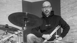 Allenatore-batterista, promuove l'uso della musica nel calcio: «Prezioso strumento di concentrazione»