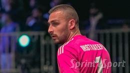 È il re dei portieri! Para di tutto, fa due assist e segna da centrocampo davanti all'Italia intera