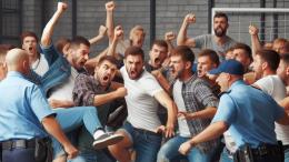 Rissa tra genitori a una partita di bambini: sì, ma al circolo sportivo della Polizia