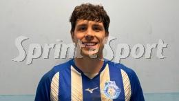 Un lampo del dieci spezza lo scontro diretto, l'allenatore biancazzurro trionfa al debutto