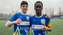 Una doppietta da favola e una magia su punizione decidono la sfida: secondo successo di fila per i gialloverdi