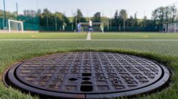 Sbatte sul tombino e si fa male: la squadra abbandona il campo dopo 20 minuti