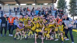 Perde la sua prima partita in casa della stagione, ma la giovane società vince comunque il titolo con due giornate di anticipo