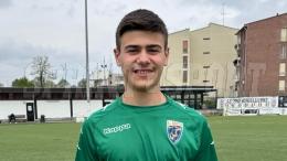 Abbassa la saracinesca e decide lo scontro tra fanalini di coda: il portiere è in versione Superman