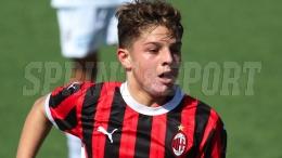 A soli 15 anni è già un leader del Milan, il capitano trascina la squadra nella corsa Scudetto