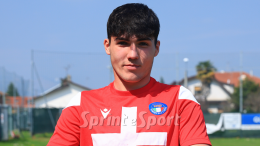 Scartato dalla sua regione, lui supera il confine e diventa un bomber di caratura nazionale