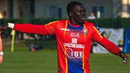 Il bomber sta seminando il panico! Segna a valanga e trascina i suoi al secondo posto