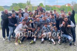 Una magia su punizione decide la sfida salvezza, i rossoblù restano in dieci e reclamano per un  gol fantasma 