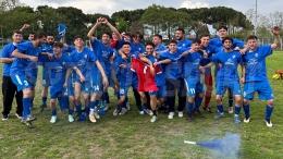 Cadono, si rialzano e… festeggiano la promozione: grazie al passo falso della rivale al trono, la rimonta-Scudetto è realtà!