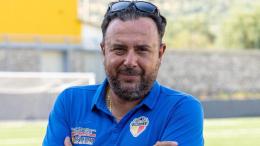 Tragedia sfiorata in campo, l'allenatore ha un malore e viene salvato da team manager e guardalinee 