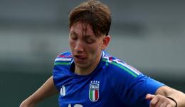 Gioca senza problemi con ragazzi più grandi di un anno e segna con la maglia dell'Italia, l'attaccante è un vero asso