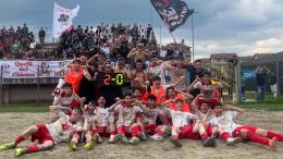 La sfida play off si decide tutta nella ripresa: un rigore, la doppietta del bomber e due espulsioni consegnano il passaggio del turno