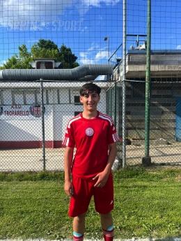 Corto muso nello scontro ad alta quota, il difensore goleador alimenta il sogno regionali