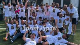 In 9 contro 11 compiono l'impresa grazie al bomber-eroe: la Seconda è realtà per il piccolo quartiere