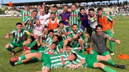 È un autentico capolavoro: in nove uomini battono la nobile del calcio italiano e volano in finale playoff