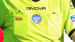 Augurò il cancro a un calciatore, ecco la sentenza: arbitro sospeso per due anni