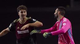 Il portiere ne fa tre in 117 secondi ed è storia: battuta la squadra del Chicharito e Mondiale salvo