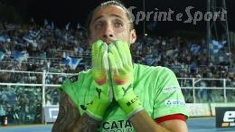 L'ex Milan è l'idolo della città di 118mila abitanti: si infortuna, sta in campo e para 3 rigori regalando la promozione