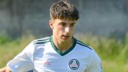 Vince il campionato all'esordio e viene promosso in Serie C, per il giovane terzino si scatena un'asta di mercato