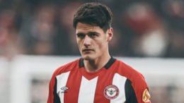 In Italia è passato inosservato, in Inghilterra è diventato simbolo del suo distretto e ora arriva la chance in un big club