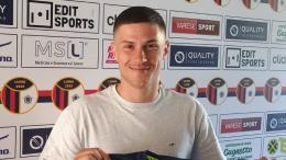 La bandiera saluta! Dopo otto stagioni e due promozioni l'attaccante firma con i rivali di sempre 