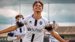 Ha 20 anni e conta 47 gol in due stagioni: il club lo manda in prestito in Serie C