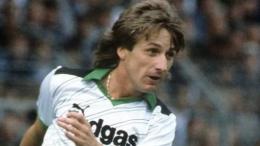 A soli 67 anni ci lascia una vera fabbrica del gol, vinse i Mondiali battendo Maradona e segnò oltre 200 reti