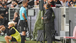 VAR, cambia tutto: ora l’arbitro spiegherà la decisione al pubblico come nella NFL