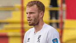 Non aveva mai giocato tra i Professionisti, alla prima partita a 27 anni fa subito doppietta: l'attaccante è già un idolo